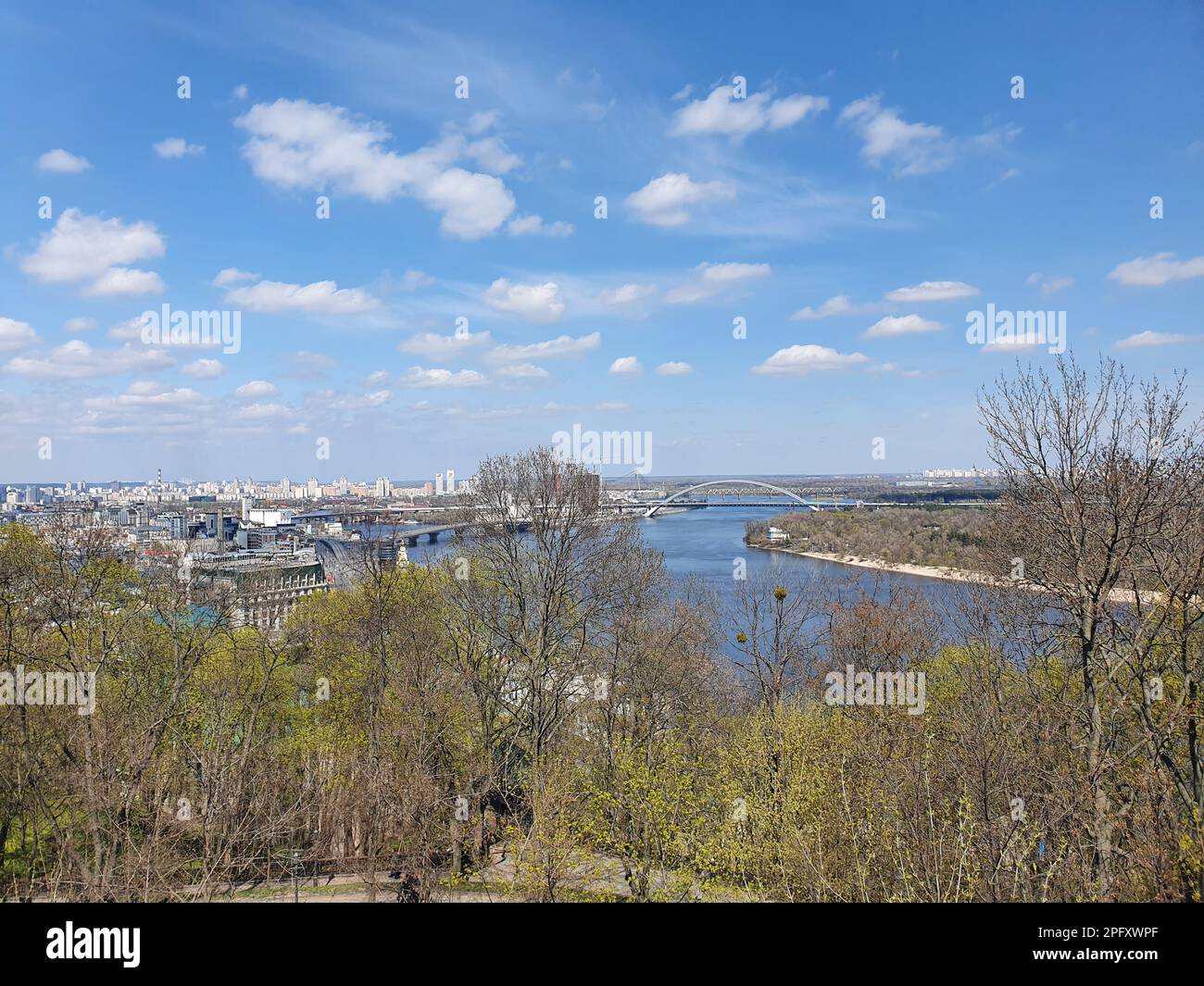 Vista sul quartiere storico di Podil, la vivace città di Kyiv, e sul maestoso fiume Dnipro dal punto panoramico della collina di Volodymyrska. Il Foto Stock