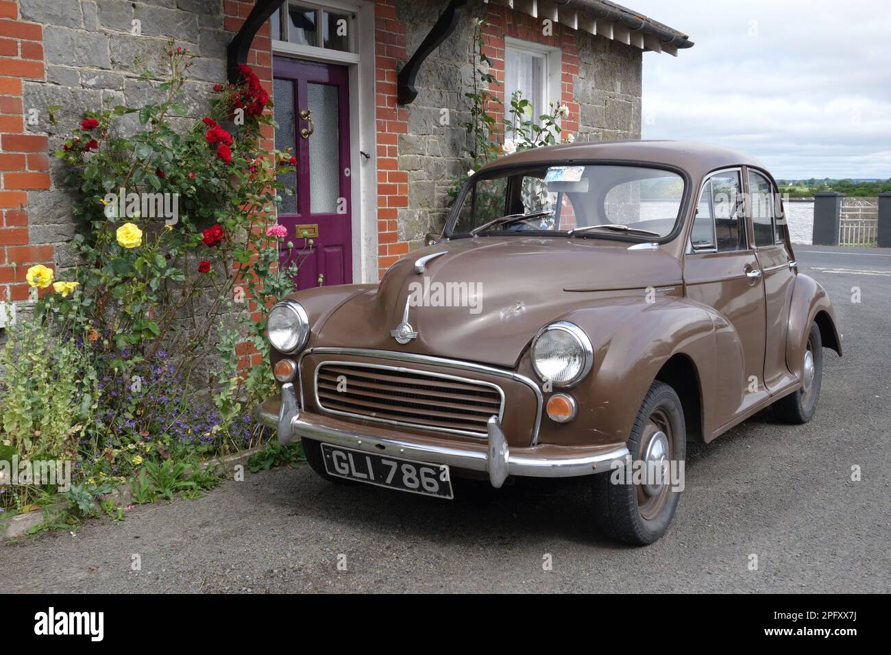 Morris minor parcheggiata all'esterno di un piccolo cottage vicino a Kilkenny, Irlanda Foto Stock