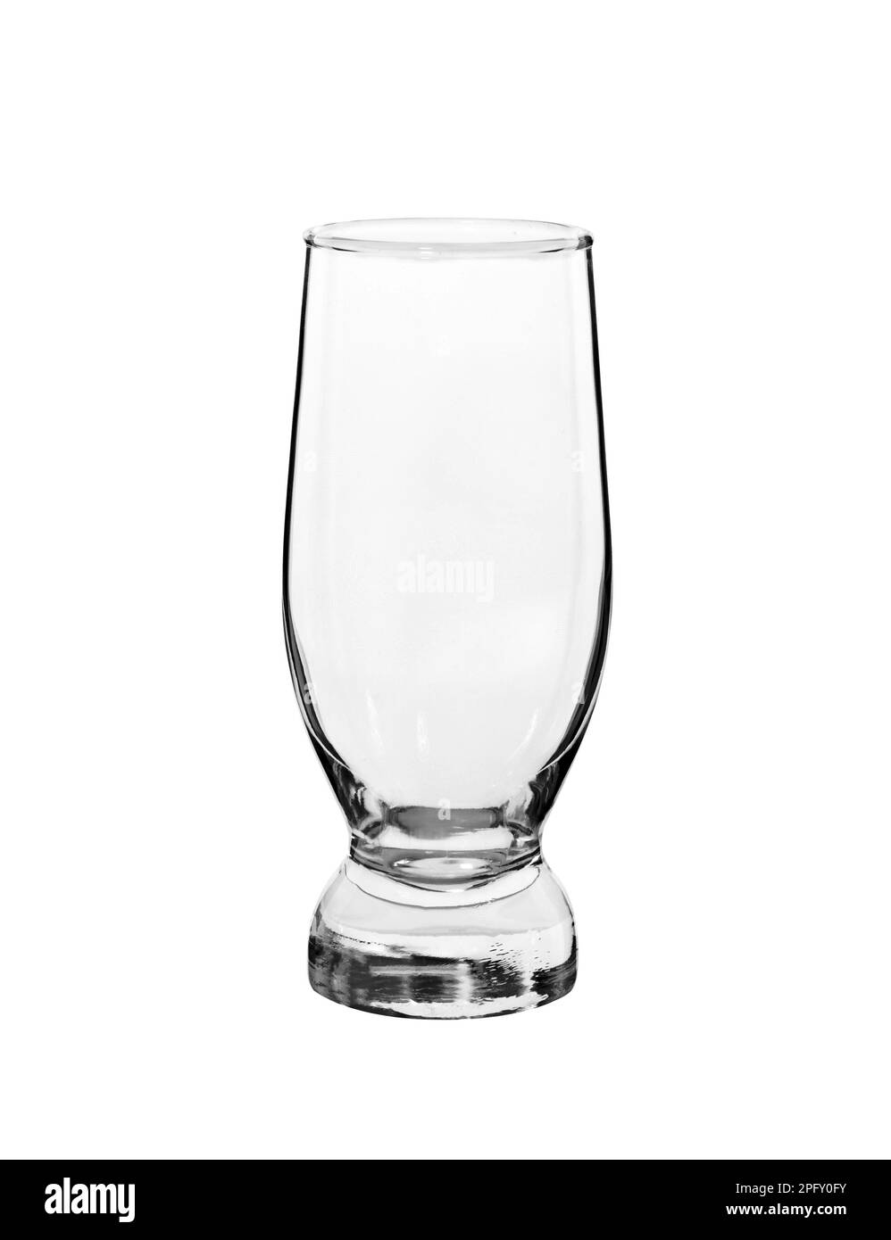 Vetro vuoto isolato su sfondo bianco. Bicchiere in vetro trasparente. Foto Stock