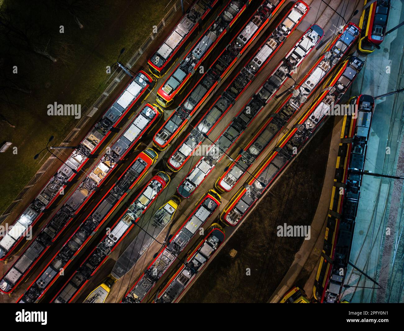 Vista aerea notturna del deposito del tram Foto Stock