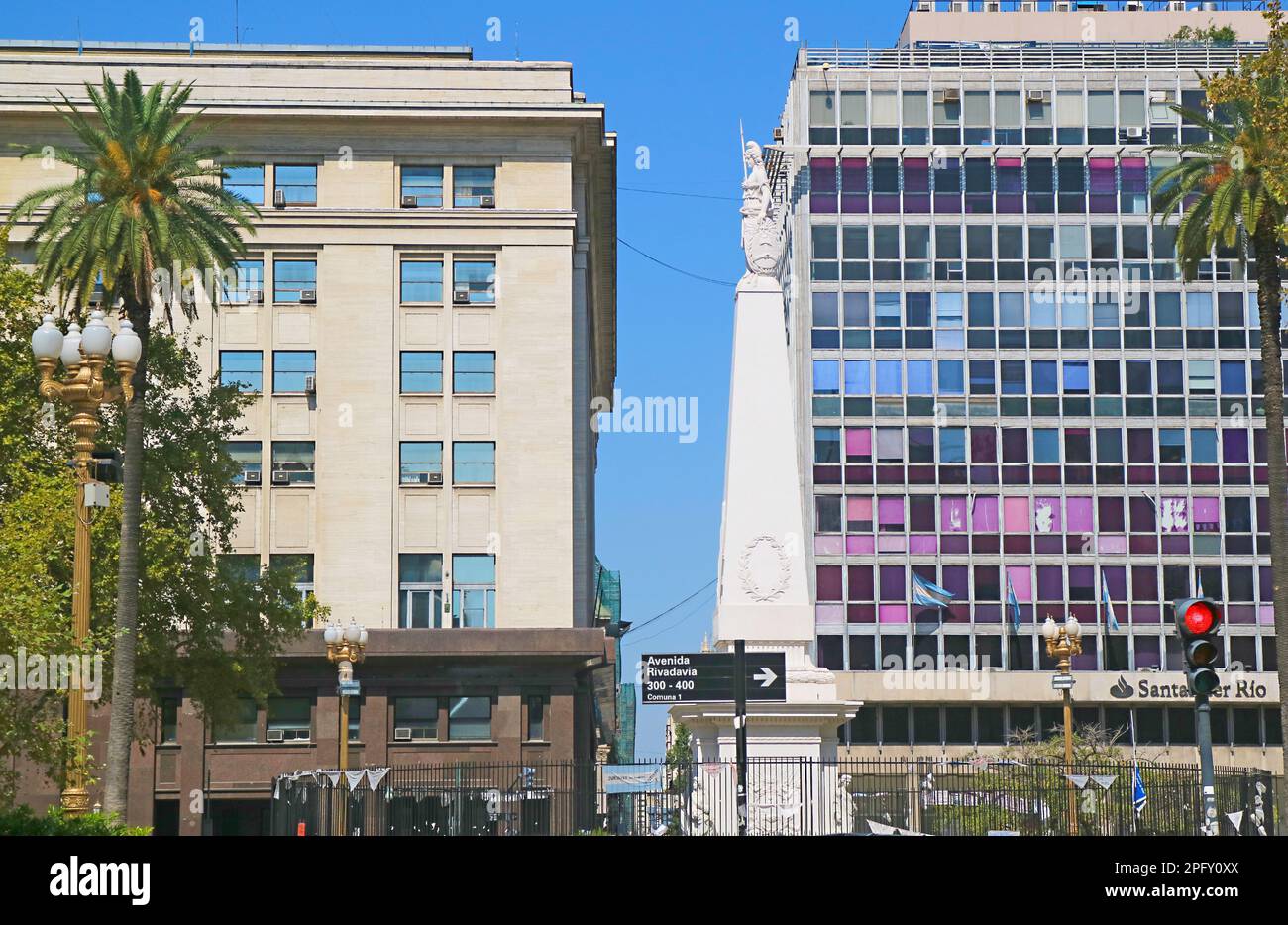 Plaza de Mayo con il Monumento della Piramide di maggio, una piazza della città e il principale sito fondamentale di Buenos Aires, Argentina, Sud America Foto Stock