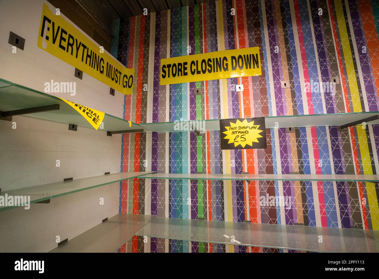 Londra, Regno Unito 19 marzo 2023. Paperchase store chiudendo la vendita a Wimbledon sud-ovest di Londra come tutto il magazzino è ridotto e attrezzature e sono disponibili per la vendita . La catena di negozi fissi Paperchase nel Regno Unito è andata fuori commercio a causa di un difficile ambiente economico commerciale con 106 negozi da chiudere, con conseguente perdita di 900 posti di lavoro e tutte le attività del negozio sono state vendute. Credit: amer Ghazzal/Alamy Live News Foto Stock