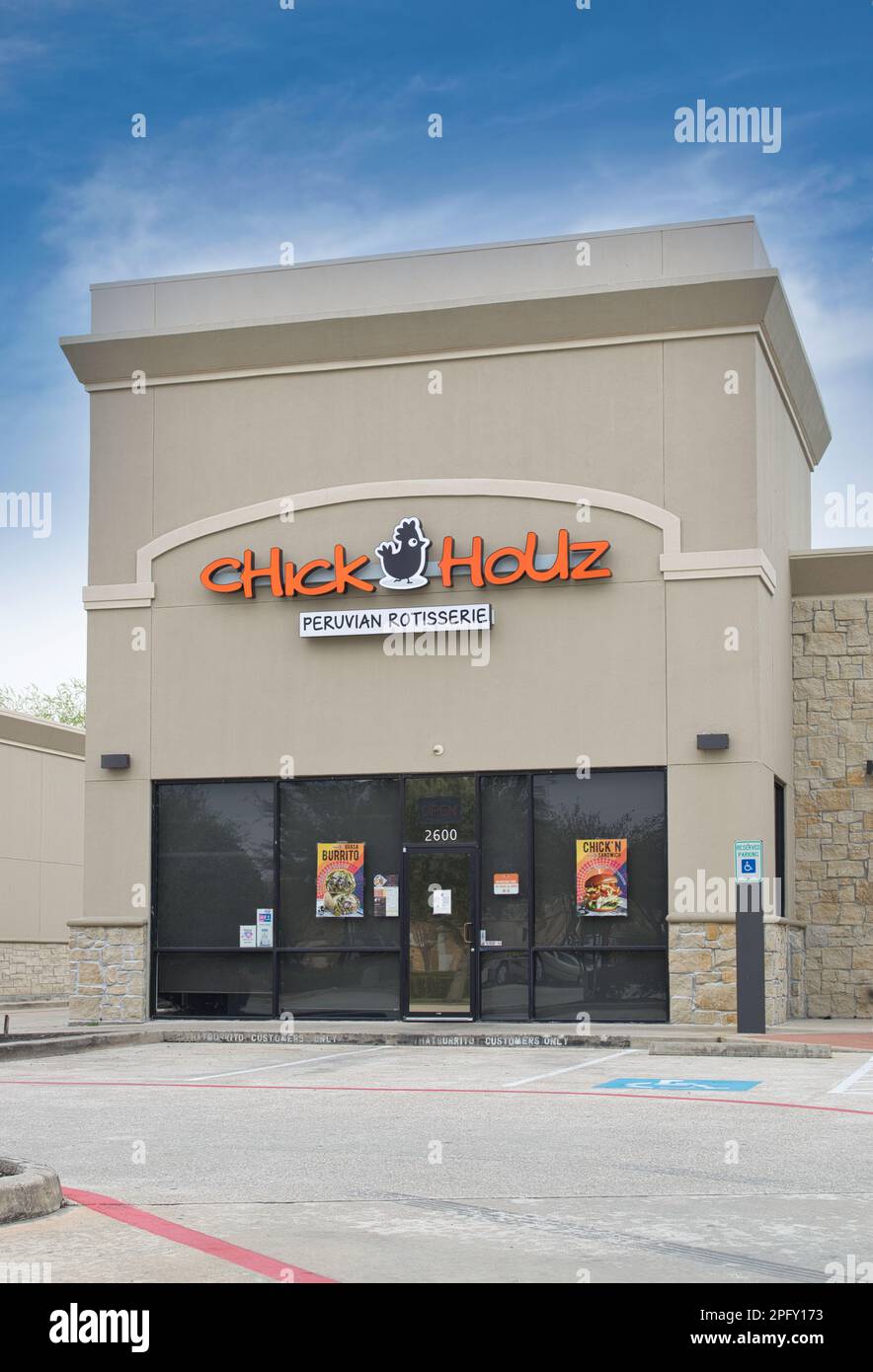 Humble, Texas USA 02-26-2023: Chick Houz Peruvian Rotisserie business Storefront esterno in Humble, TX. Locale cibo e bevande al dettaglio stabilimento. Foto Stock