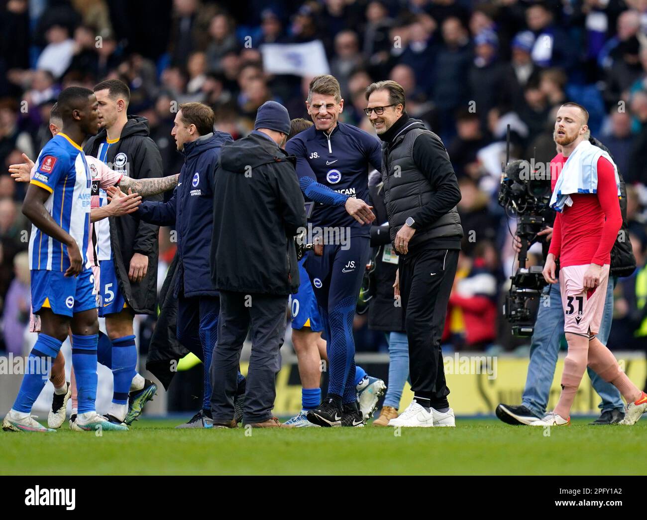 Andrea Maldera, assistente manager di Brighton, festeggia il quarto incontro finale della Emirates fa Cup all'AMEX di Brighton. Data immagine: Domenica 19 marzo 2023. Foto Stock