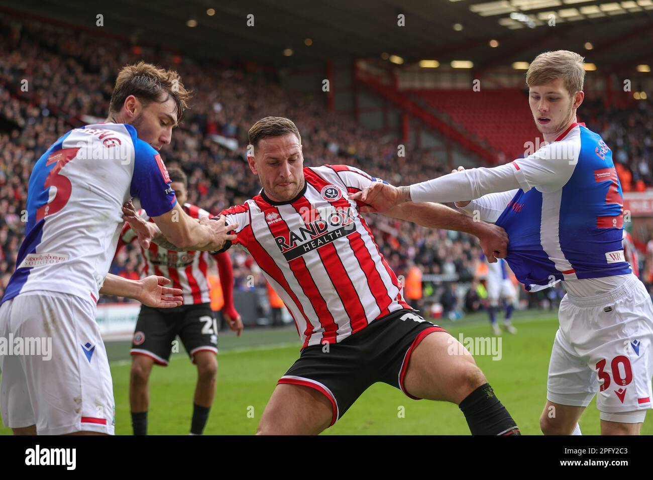 Billy Sharp #10 di Sheffield United ha indetto Harry Pickering #3 di Blackburn Rovers e Jake Garrett #30 di Blackburn Rovers durante le quarti di finale della Emirates fa Cup Sheffield United vs Blackburn Rovers a Bramall Lane, Sheffield, Regno Unito, 19th marzo 2023 (Foto di Mark Cosgrove/News Images) Foto Stock