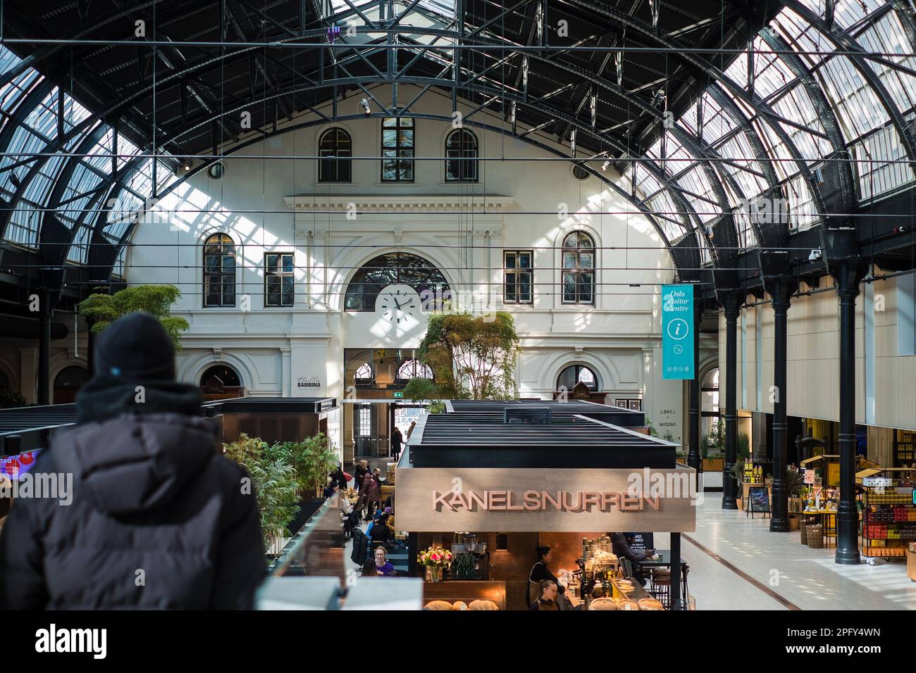 Oslo, Norvegia - 11 marzo 2023: Negozi e ristoranti nella stazione centrale di Oslo (norvegese: Oslo Sentralstasjon). Foto Stock