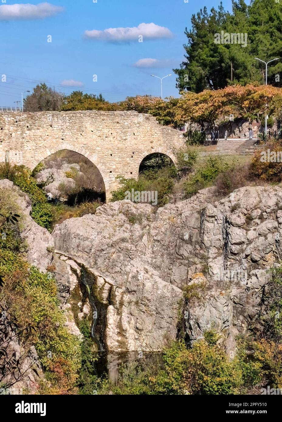 Sorgenti d'acqua di Kotzias vicino al monastero bizantino di Panagia Kosmosoteira a Feres Evros Thrace Greece Foto Stock