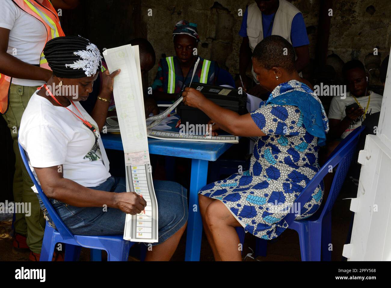 Lagos, Nigeria, 18 marzo 2023 le regole degli agenti di partito sui risultati delle schede elettorali non utilizzate durante il Governatorato del 2023 e la Camera di Stato dell'Assemblea a Iyana-Ipaja, Lagos, Nigeria, sabato 18 marzo, 2023. Credit: Adekunle Ajayi/Alamy Live News Foto Stock