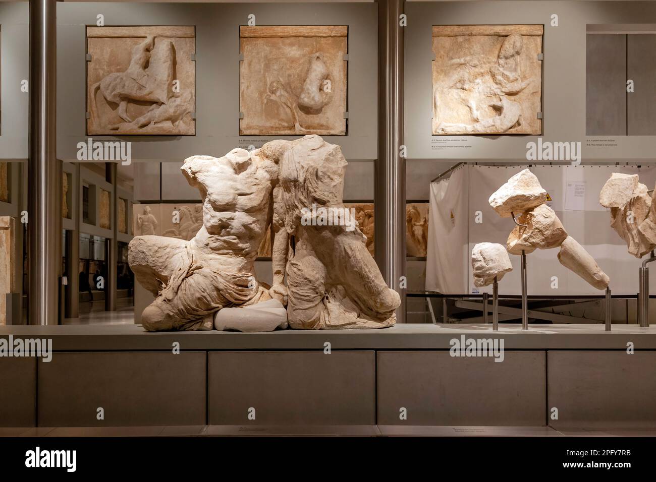 Cecrops e sua figlia Pandrosos: Complesso scultoreo dal frontone occidentale del Partenone, come visto al Museo dell'Acropoli, ad Atene, in Grecia. Foto Stock