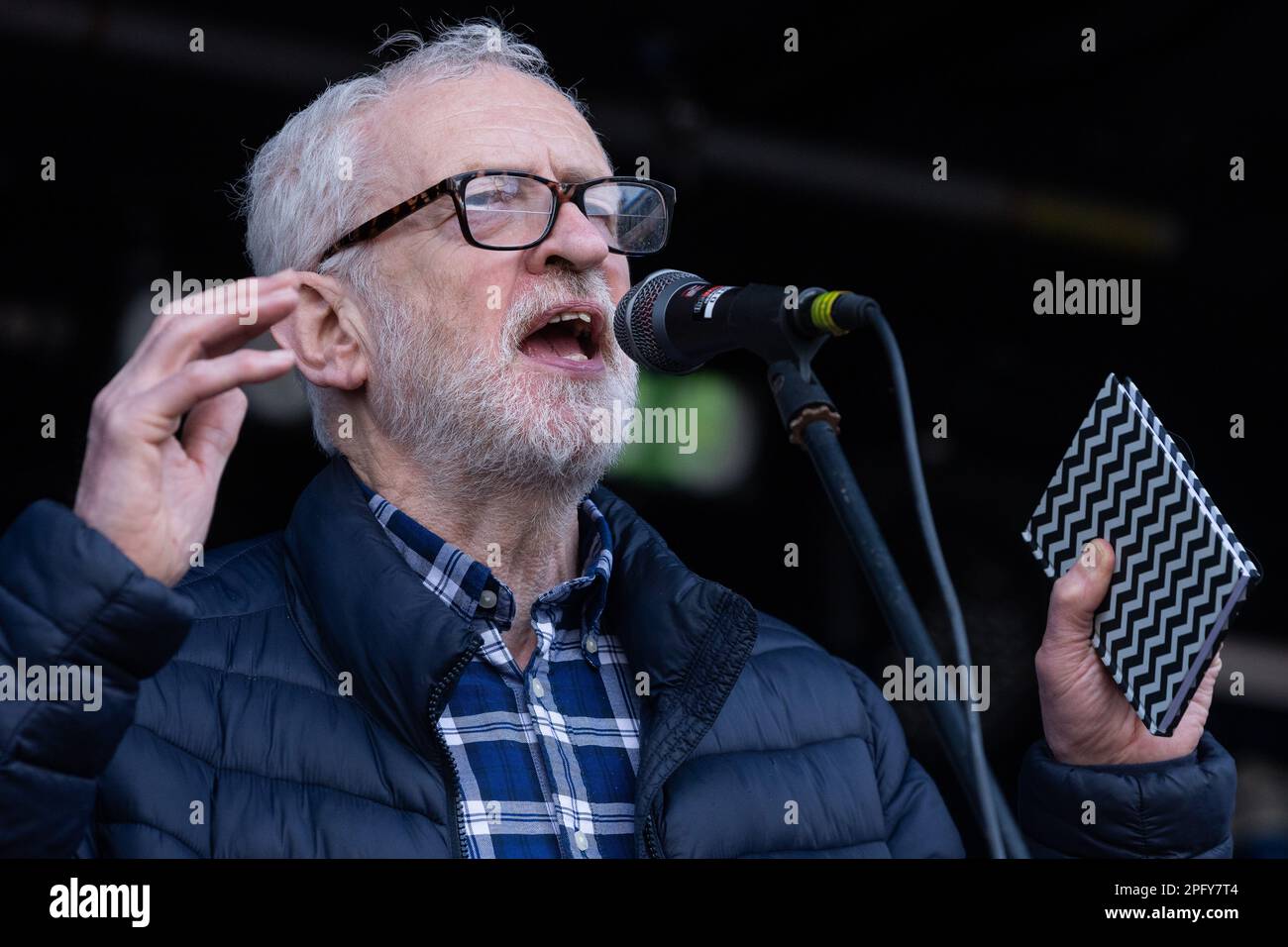 Londra, Regno Unito. 18th marzo, 2023. Jeremy Corbyn, deputato indipendente per Islington North, si rivolge a attivisti antirazzisti in un rally al di fuori di Downing Street durante una dimostrazione di resistenza al razzismo organizzata da Stand Up to Racism e dal Trades Union Congress (TUC) come parte di una giornata globale di azione contro il razzismo. Gli oratori hanno espresso la loro rabbia e la loro opposizione al controverso progetto di legge sul trasferimento illegale di migranti del governo. Credit: Notizie dal vivo di Mark Kerrison/Alamy Foto Stock
