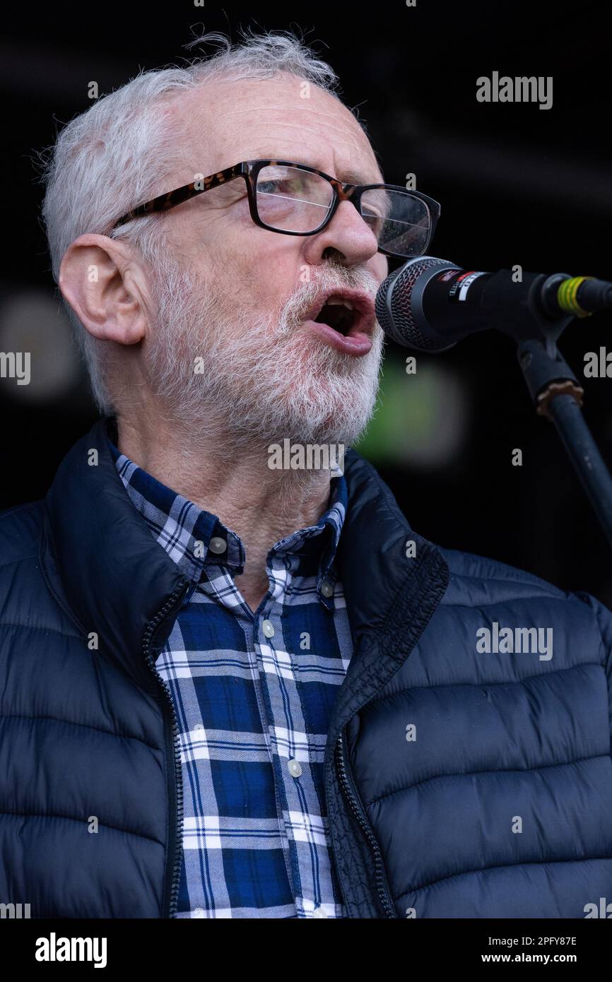 Londra, Regno Unito. 18th marzo, 2023. Jeremy Corbyn, deputato indipendente per Islington North, si rivolge a attivisti antirazzisti in un rally al di fuori di Downing Street durante una dimostrazione di resistenza al razzismo organizzata da Stand Up to Racism e dal Trades Union Congress (TUC) come parte di una giornata globale di azione contro il razzismo. Gli oratori hanno espresso la loro rabbia e la loro opposizione al controverso progetto di legge sul trasferimento illegale di migranti del governo. Credit: Notizie dal vivo di Mark Kerrison/Alamy Foto Stock