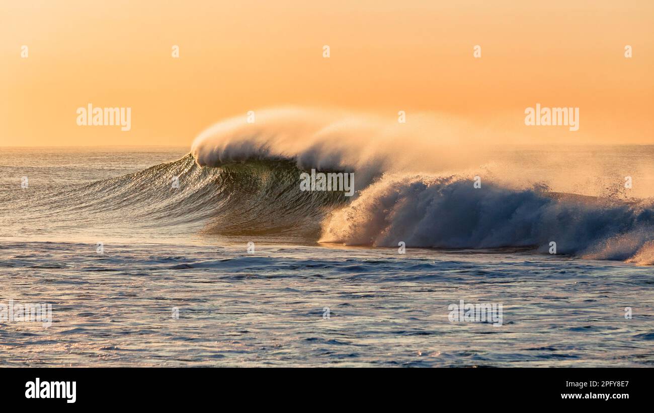 Onde oceaniche che si schiantano rompere acqua bianca spray surf rolling verso la spiaggia vista laterale fotografia. Foto Stock