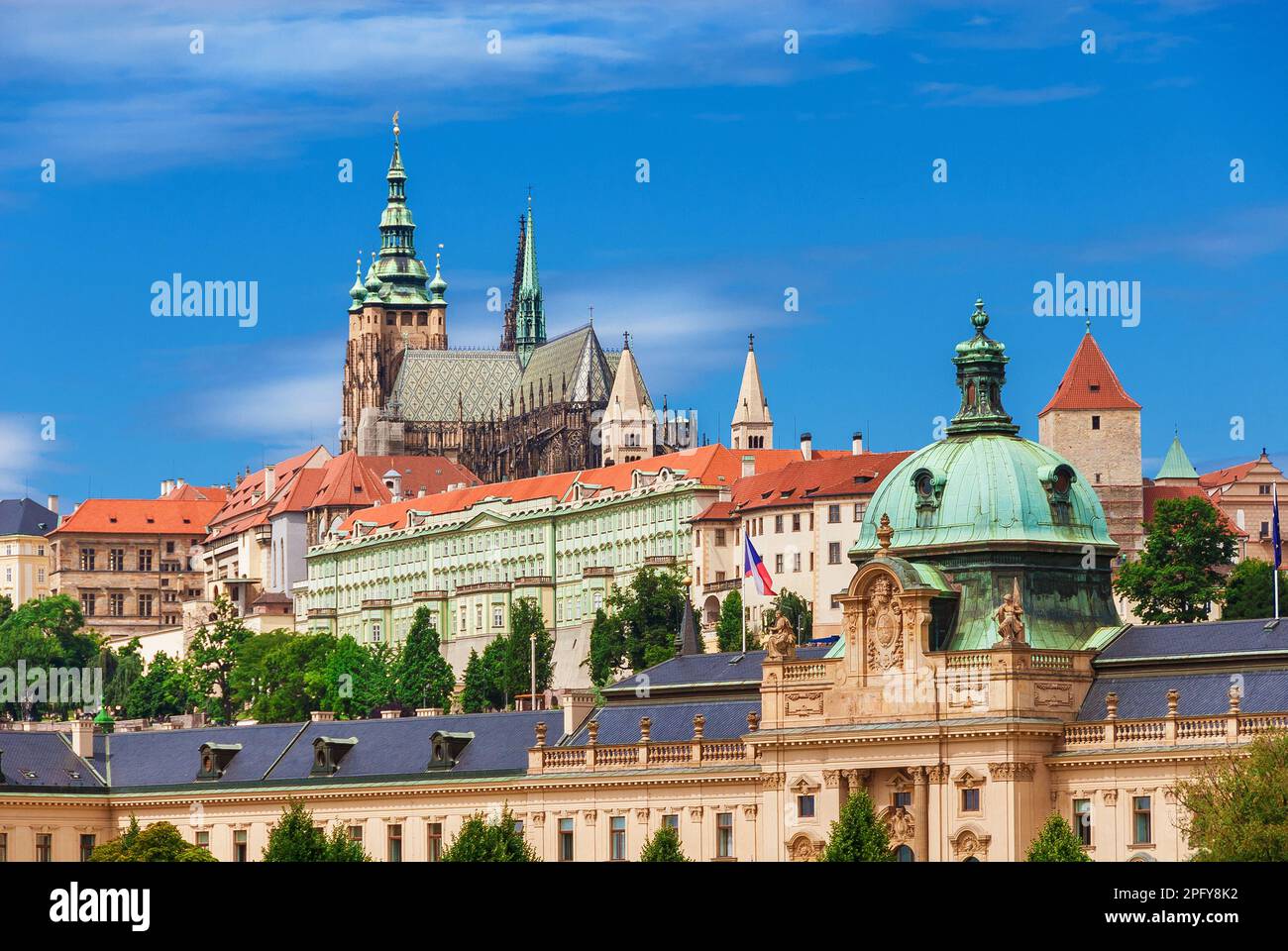 Vista del centro storico di Praga con la chiesa di San Gotico Cattedrale di Vito e cupola barocca dell'Accademia di Straka Foto Stock