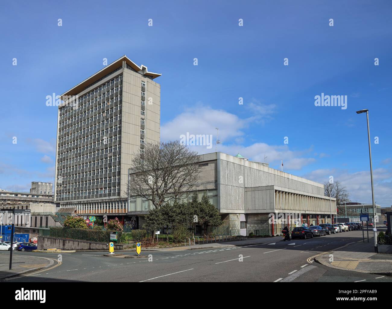 I lavori per rigenerare il Centro Civico di Plymouth, ex uffici del consiglio, in alti appartamenti e unità commerciali, sembrano finalmente previsti per il 20 Foto Stock