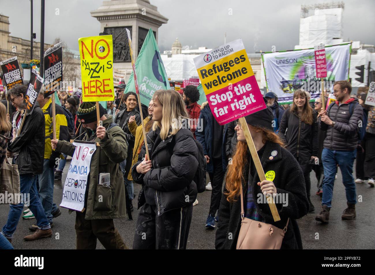 Migliaia di manifestanti provenienti da diverse origini si sono riuniti nel centro di Londra per protestare contro il razzismo. Foto Stock