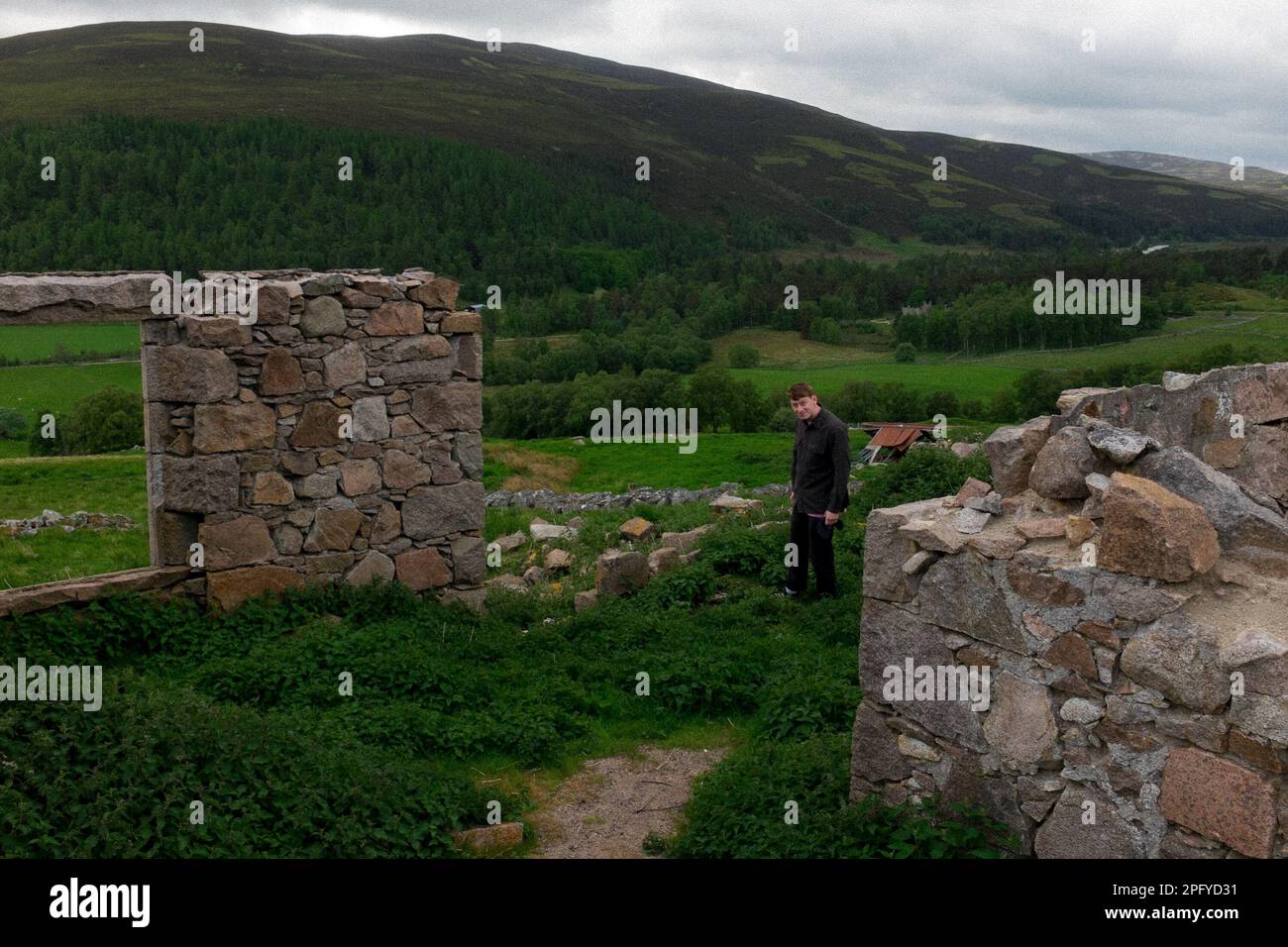 Giovane nelle Highlands scozzesi - vicino ai Cairngorms, Scozia, Regno Unito Foto Stock