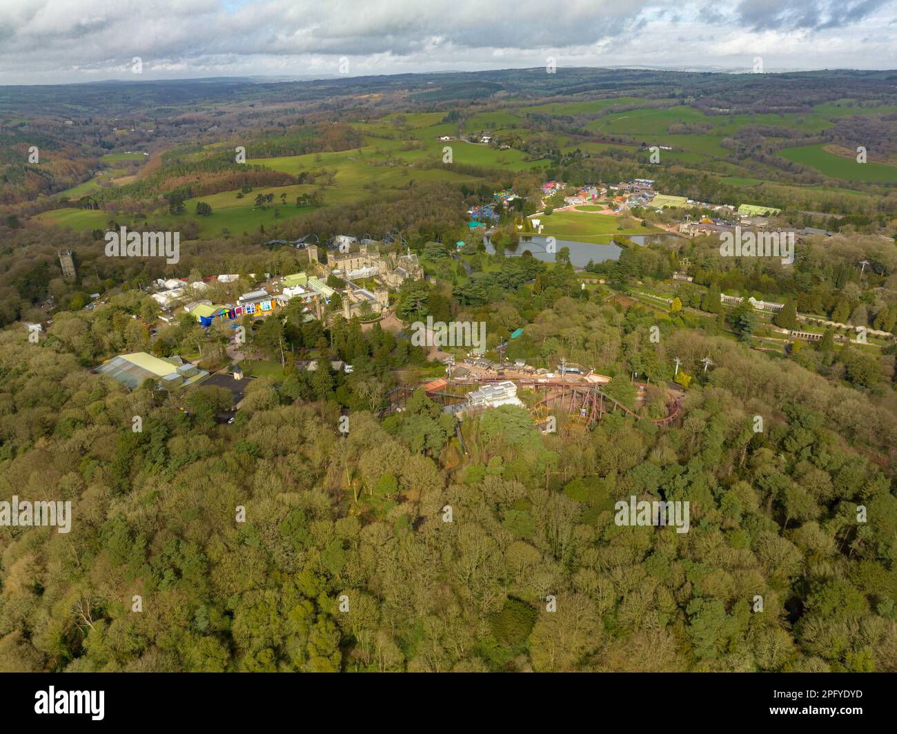 Foto delle montagne russe in fase di test pre-stagione testato Drone aereo dal cielo a Alton Towers Foto Stock