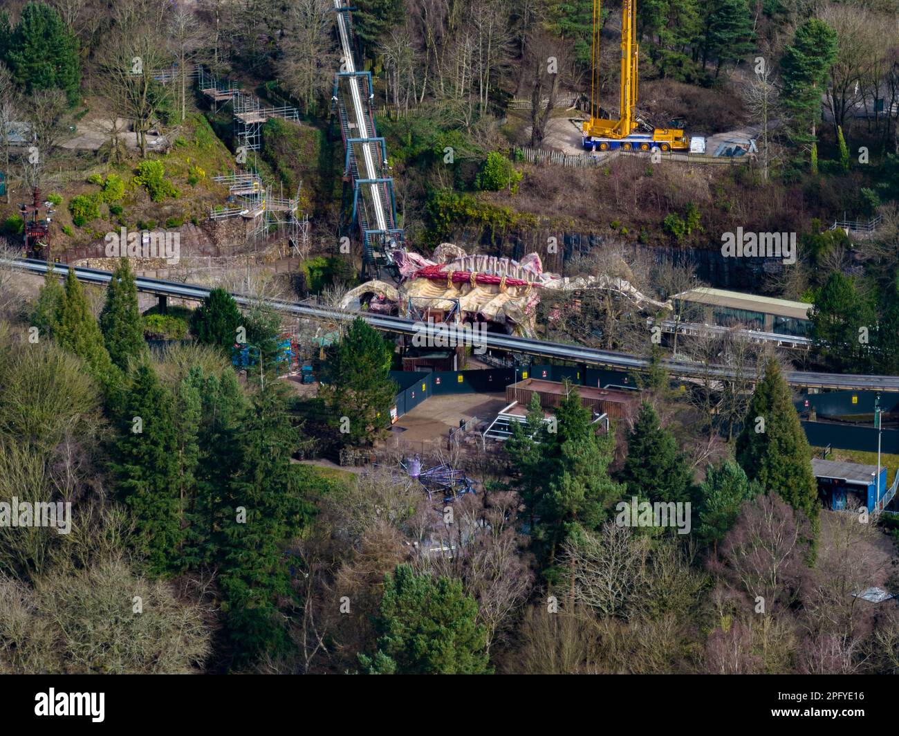 Foto delle montagne russe in fase di test pre-stagione testato Drone aereo dal cielo a Alton Towers Foto Stock