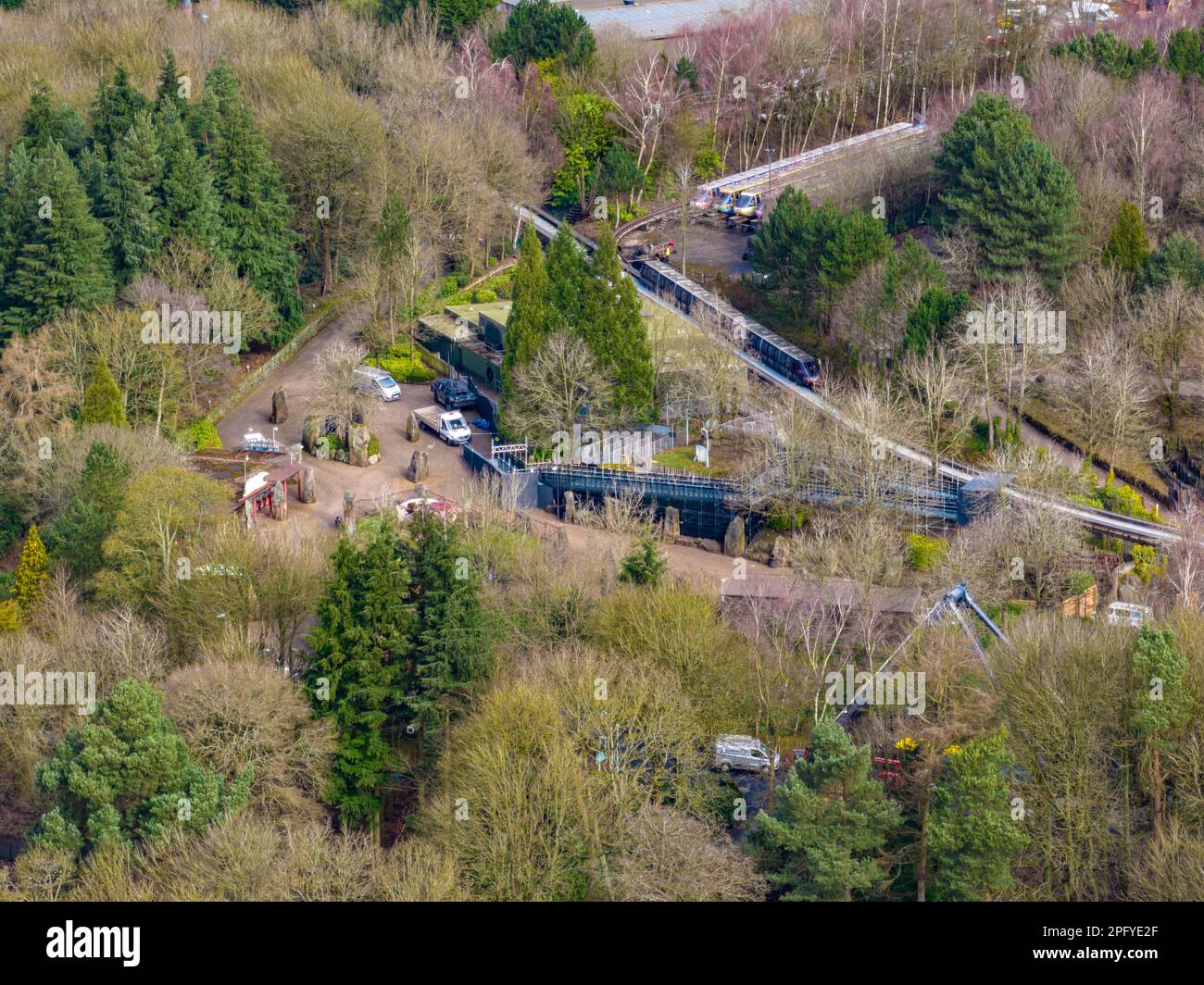Foto delle montagne russe in fase di test pre-stagione testato Drone aereo dal cielo a Alton Towers Foto Stock