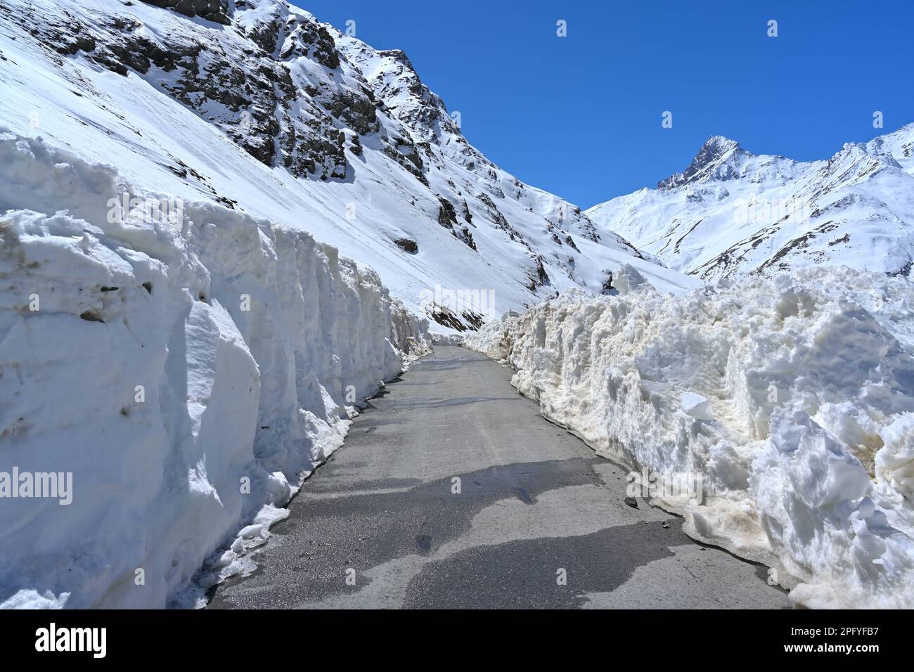 Himachal | strada che svanisce nel paesaggio innevato Foto Stock