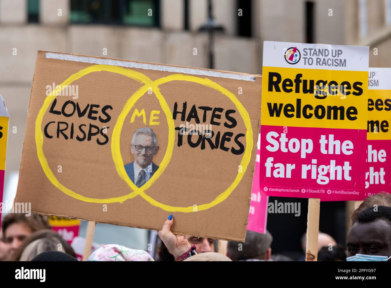Protesta in corso a Londra in occasione della Giornata dell'ONU contro il razzismo. Alzati dal razzismo. Cartellone grafico di Gary Lineker Venn. I rifugiati sono i benvenuti Foto Stock