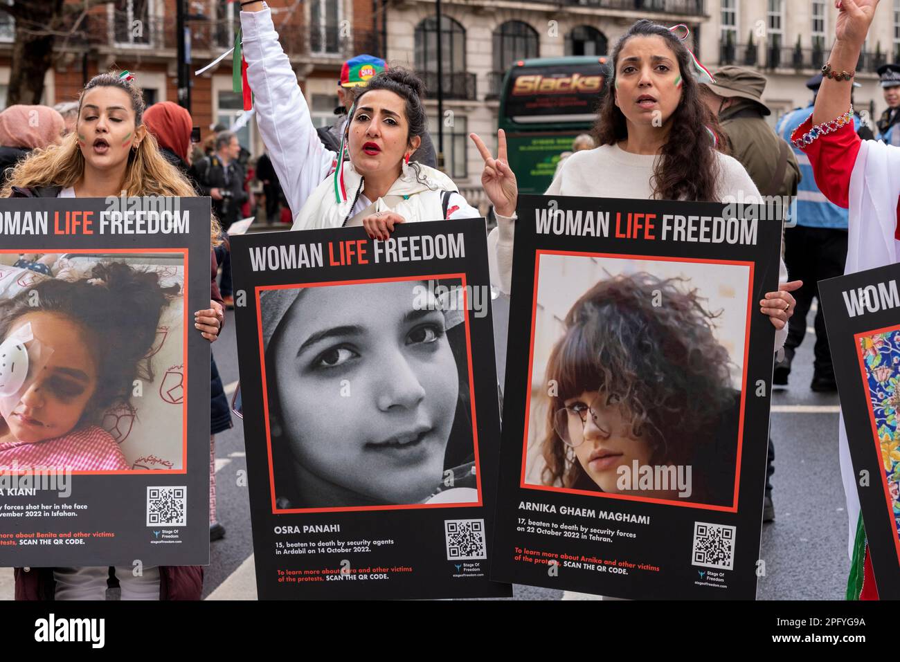 Woman Life Freedom, Iranian, Iran protestano per una protesta che si svolge a Londra in occasione della Giornata contro il razzismo delle Nazioni Unite. Immagini delle vittime Foto Stock