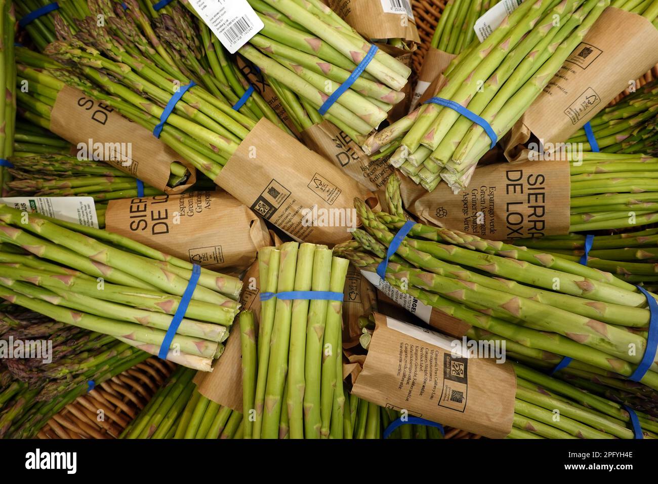 Importierter Grüner Spargel in einem Lebensmittelgeschäft Foto Stock