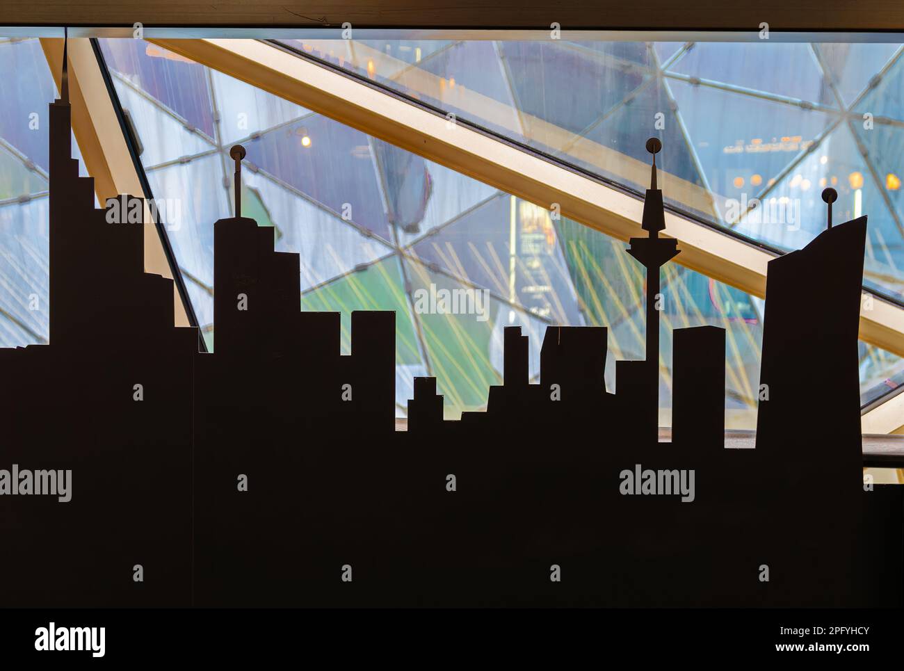 Francoforte sul meno, Germania - 29 gennaio 2023: Modello - silhouette di un paesaggio urbano di Francoforte sul meno nel centro commerciale MyZeil Foto Stock