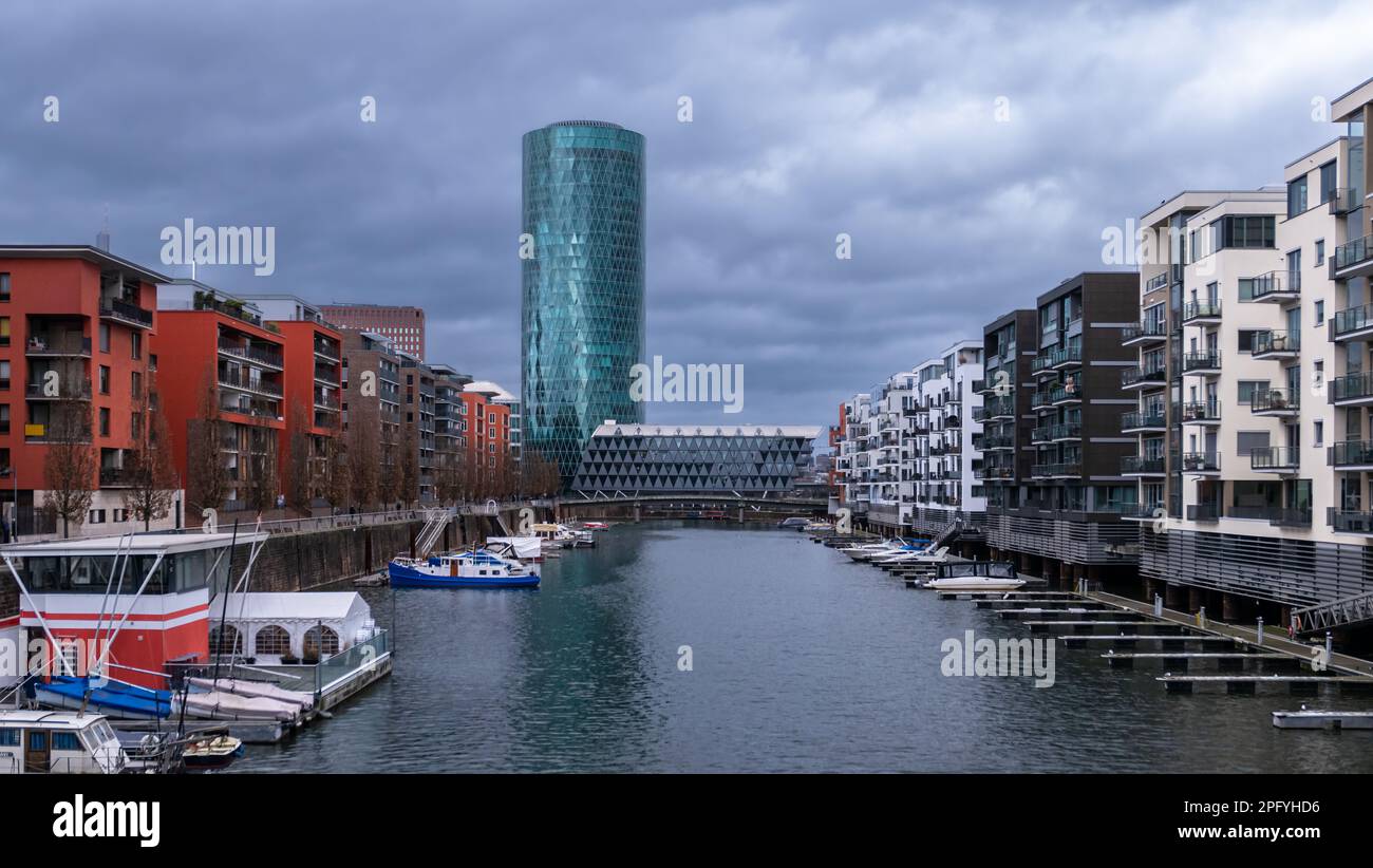 Francoforte sul meno, Germania - 29 gennaio 2023: Zona abitabile del porto occidentale a Francoforte sul meno, Germania, con il tempo coperto. Foto Stock