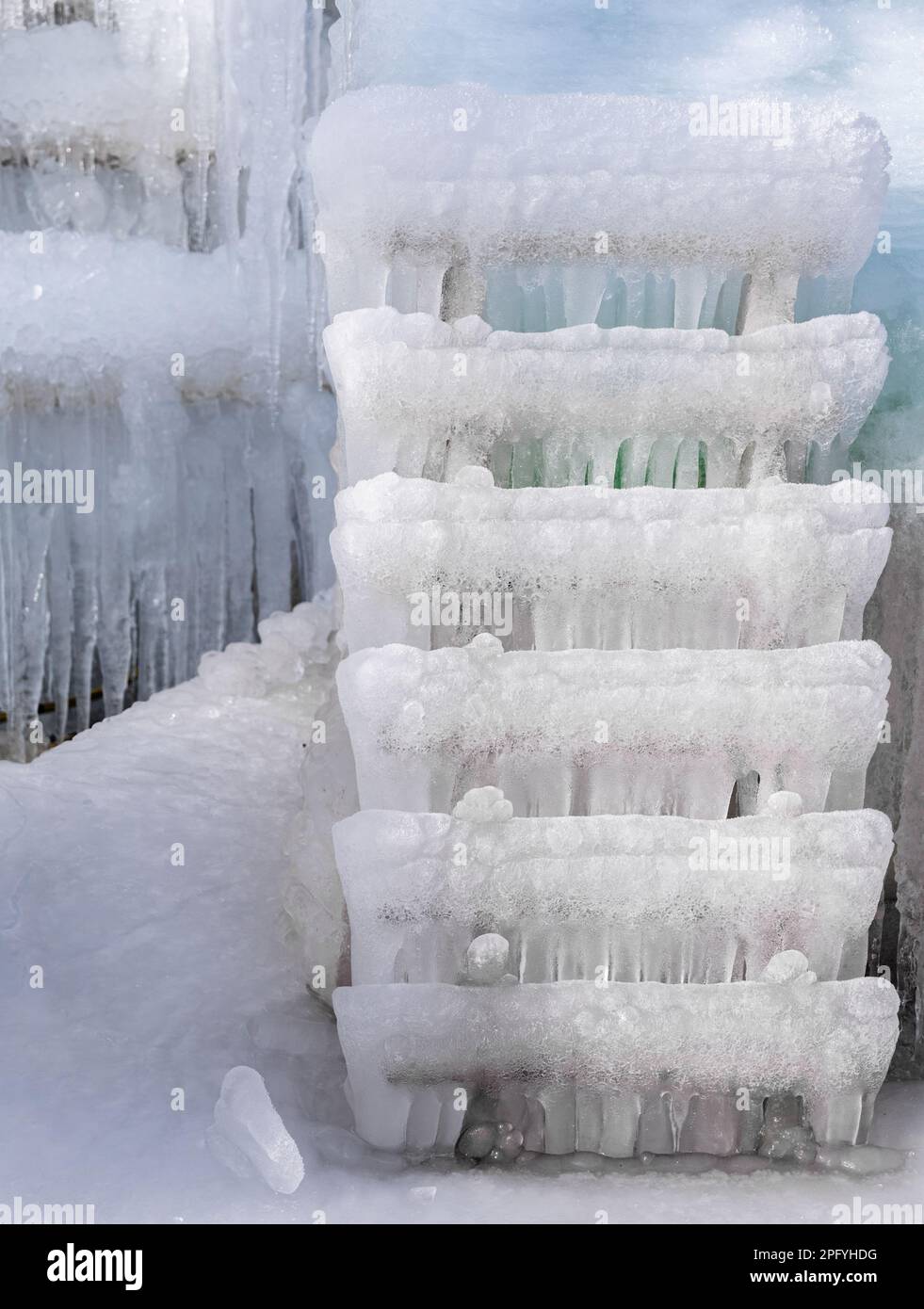 Clima invernale e meteo. Scala in legno coperta da ghiaccio congelato. Inverno, freddo all'esterno. Foto Stock