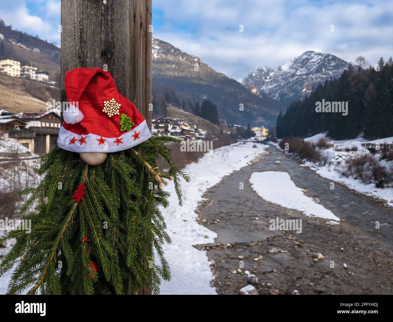 Decorazione invernale natalizia sul ponte sul fiume Piave a San Pietro di Cadore Foto Stock