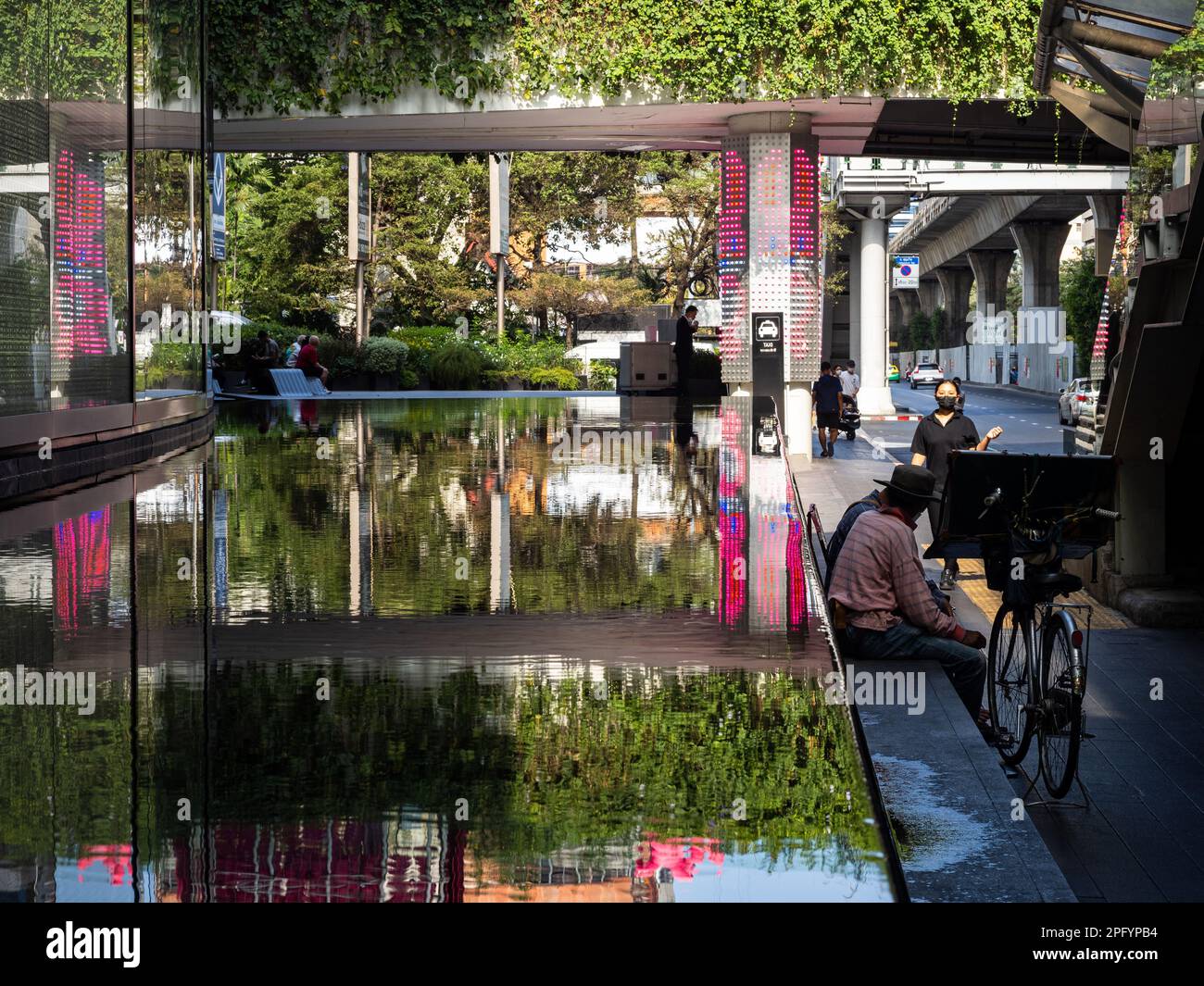 Questa foto mostra una piscina riflettente all'esterno del centro commerciale Emporium, situato vicino alla stazione di Phrom Phong lungo Sukhumvit Road a Bangkok, Thailandia. Nel pho Foto Stock