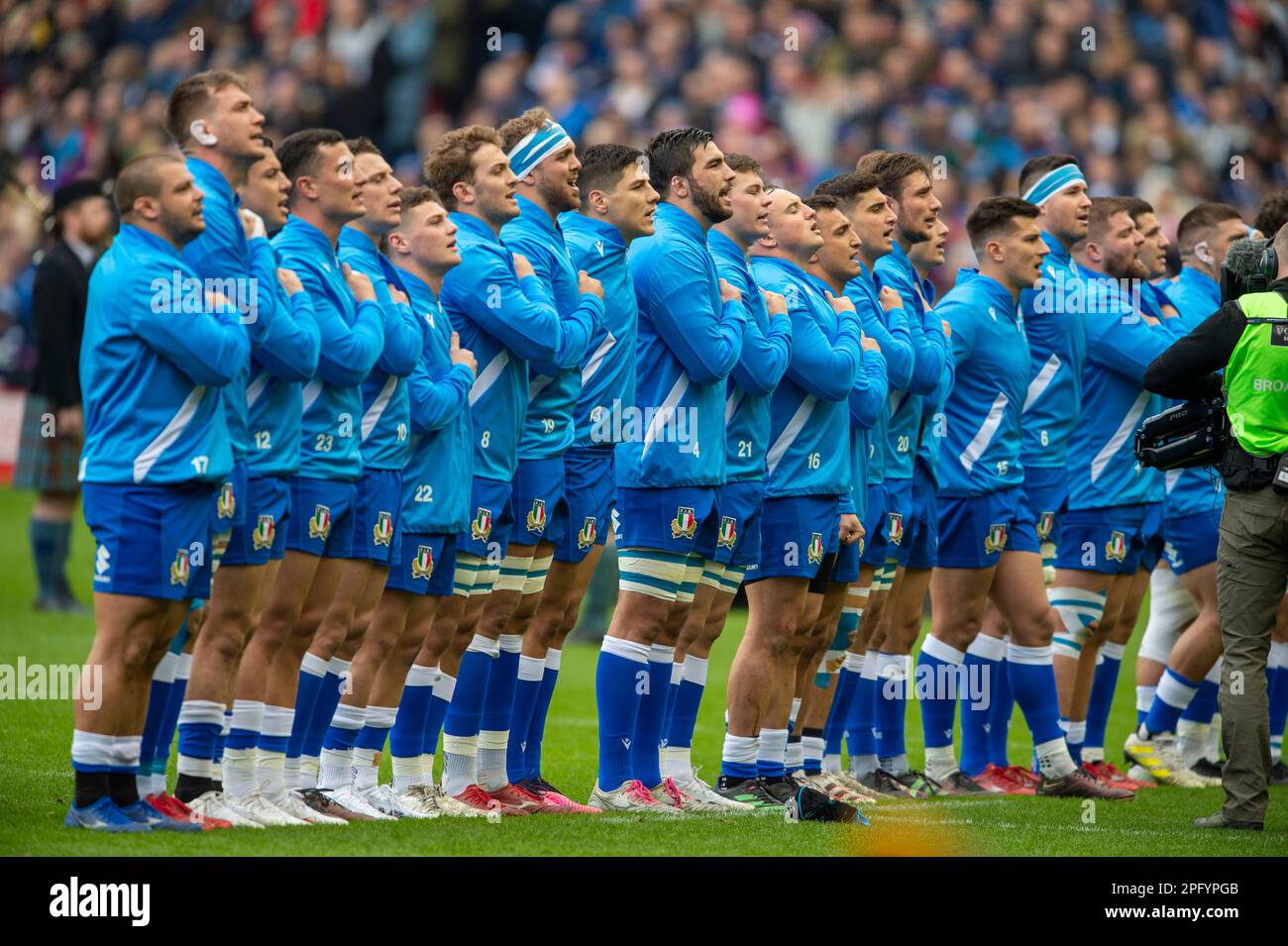 18 marzo, 2023. Guinness sei nazioni 2023. Squadra italiana che canta l'inno nazionale davanti alla Scozia contro l'Italia, BT Murrayfield, Edimburgo. Credit: Ian Rutherford/Alamy Live News Foto Stock