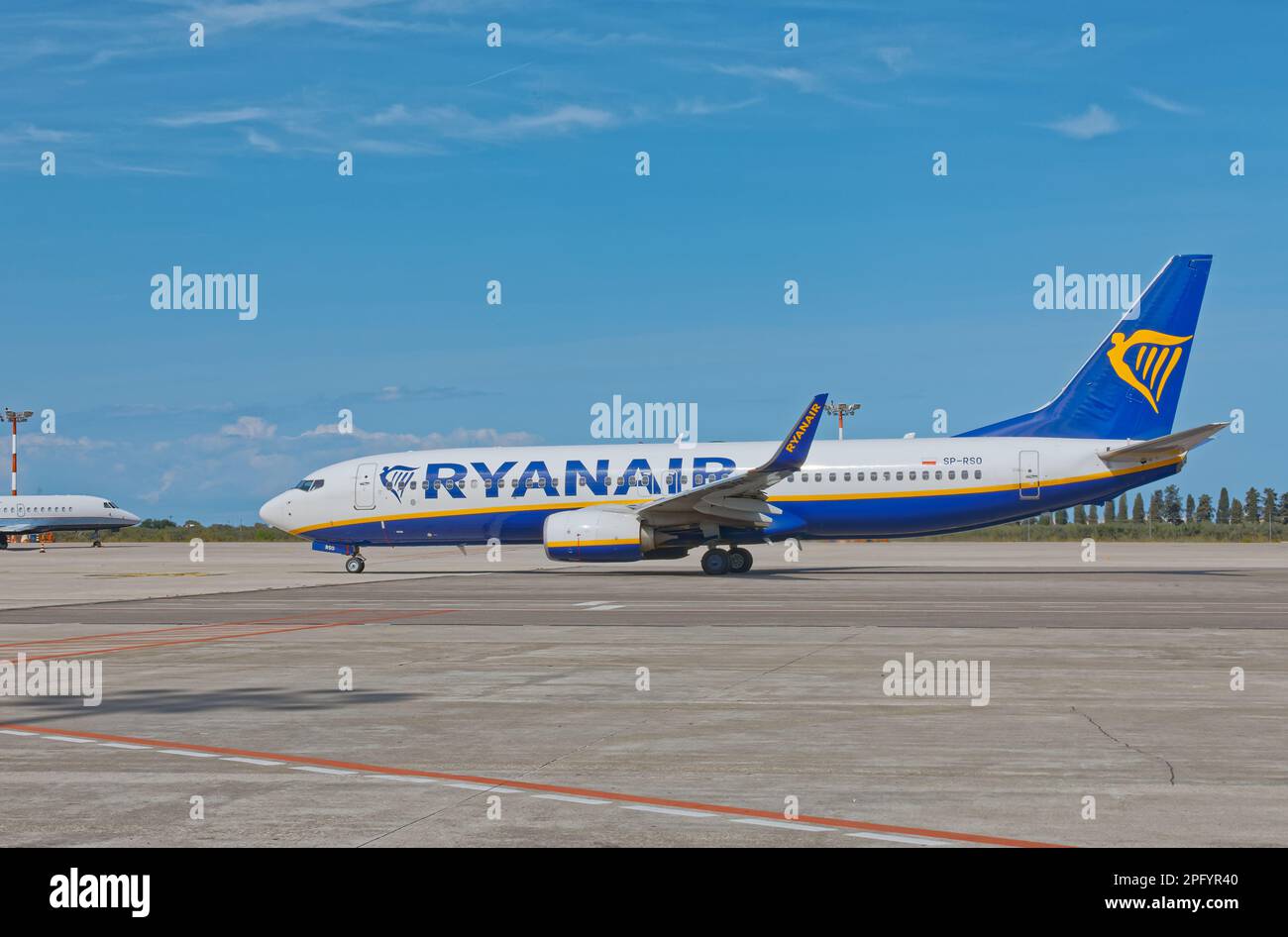 Aereo Ryanair sulla pista dell'aeroporto di Bari in Italia Foto Stock