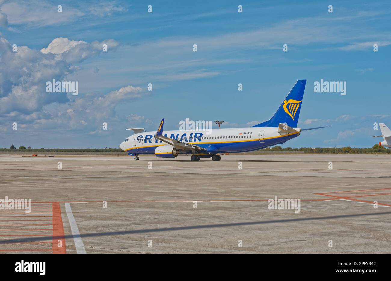 Aereo Ryanair sulla pista dell'aeroporto di Bari in Italia Foto Stock