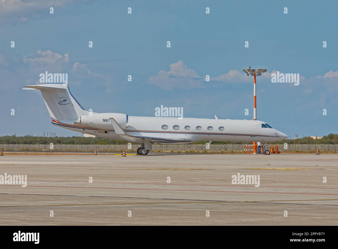 Aereo sulla pista dell'aeroporto di Bari in Italia Foto Stock