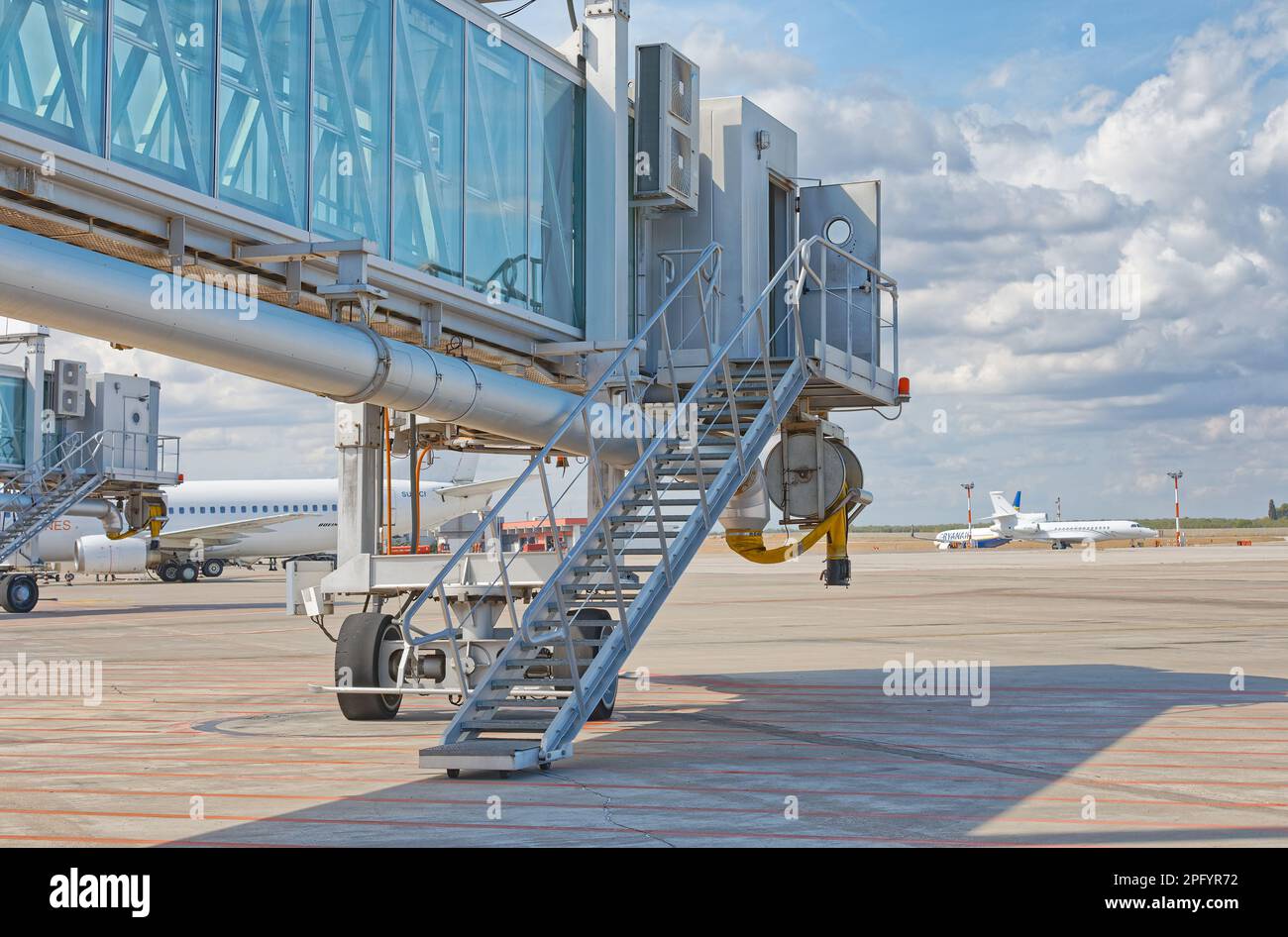 Ponte d'imbarco Passinger all'aeroporto di Bari in Italia Foto Stock