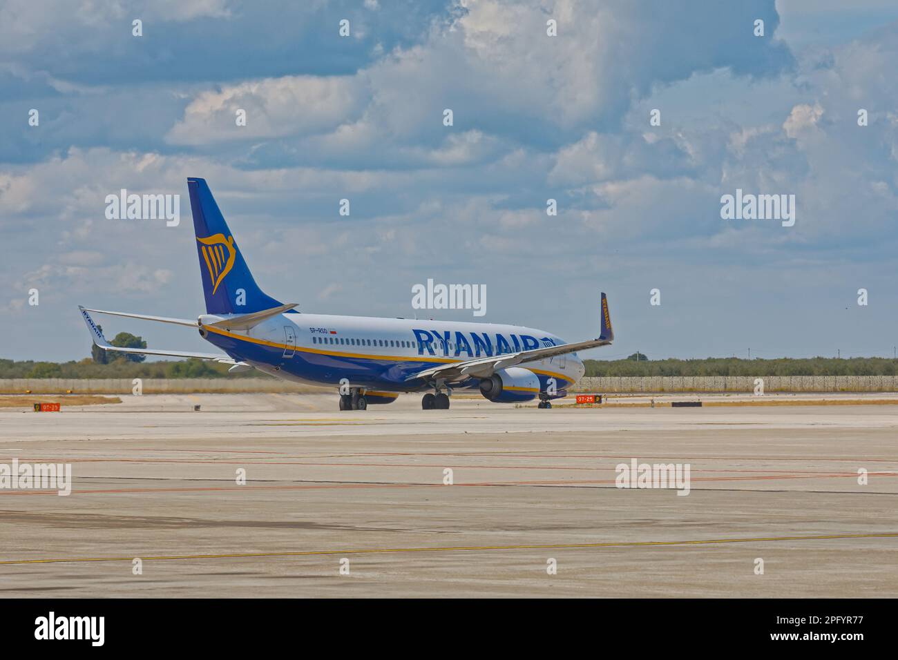 Aereo Ryanair sulla pista dell'aeroporto di Bari in Italia Foto Stock