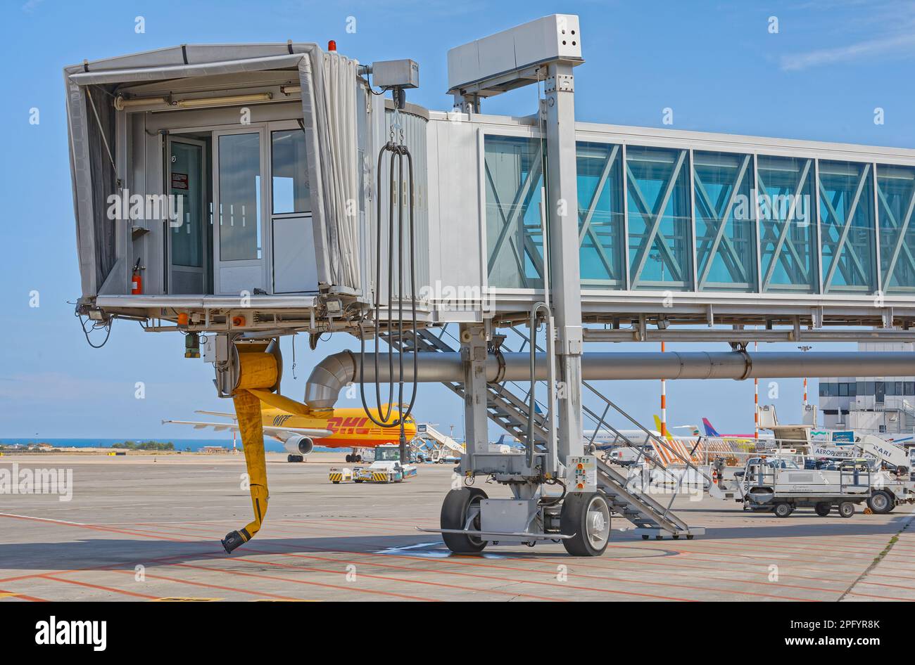 Ponte d'imbarco Passinger all'aeroporto di Bari in Italia Foto Stock