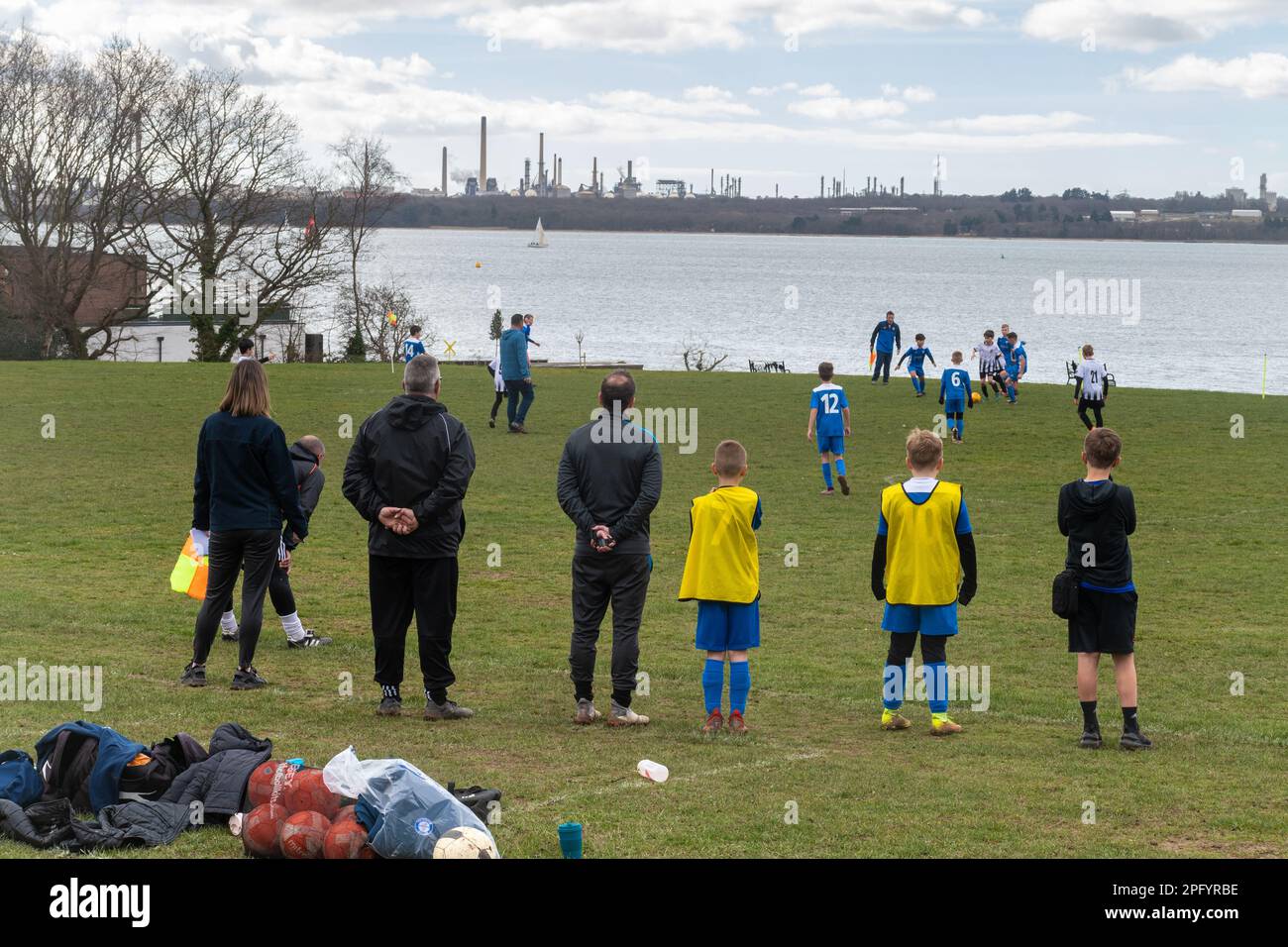 Junior football, partita di calcio per ragazzi la domenica mattina sul mare a Netley, Hampshire, Inghilterra, Regno Unito Foto Stock