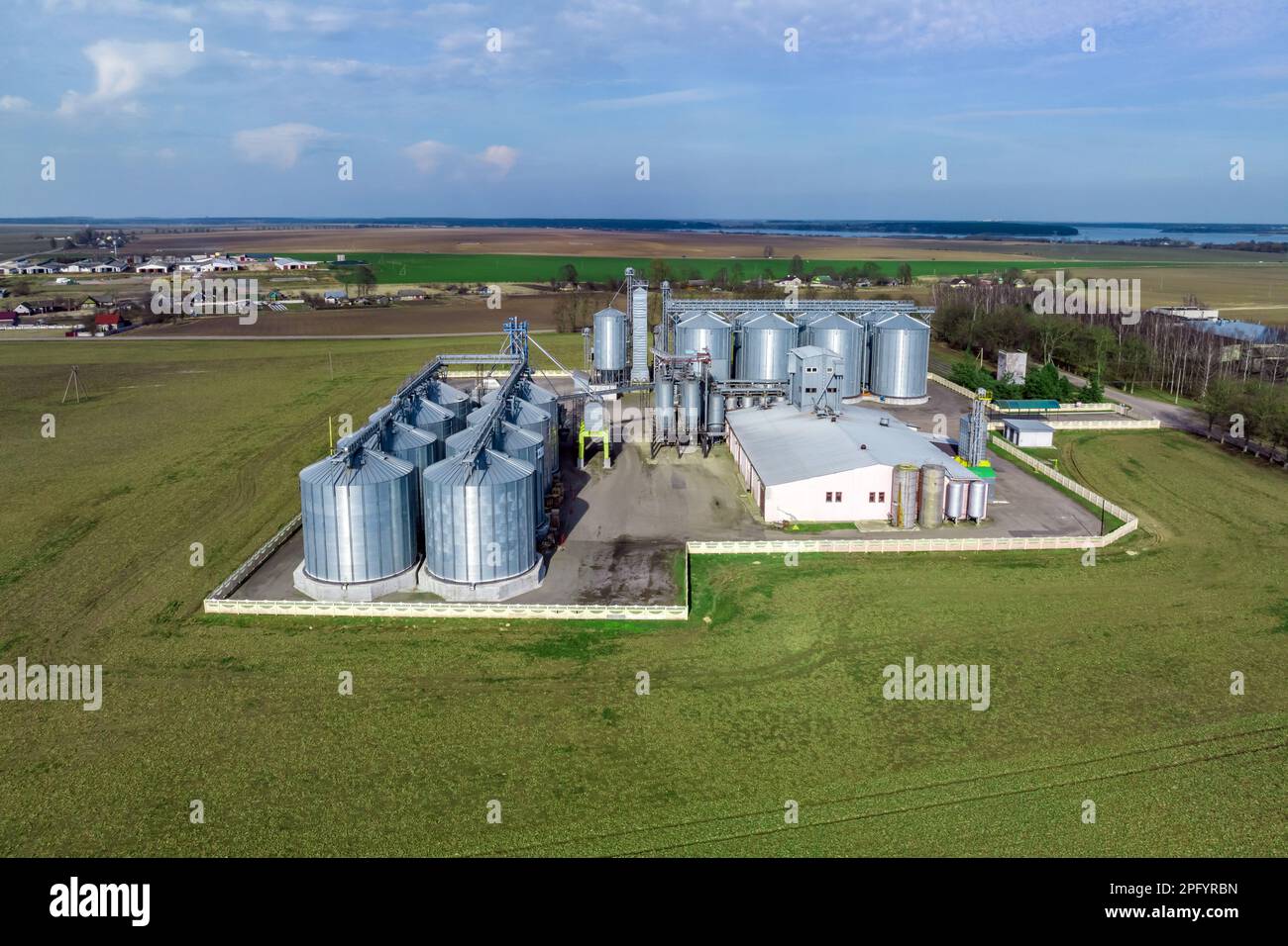 vista aerea del complesso agro-industriale con silos e linea di essiccazione dei cereali Foto Stock