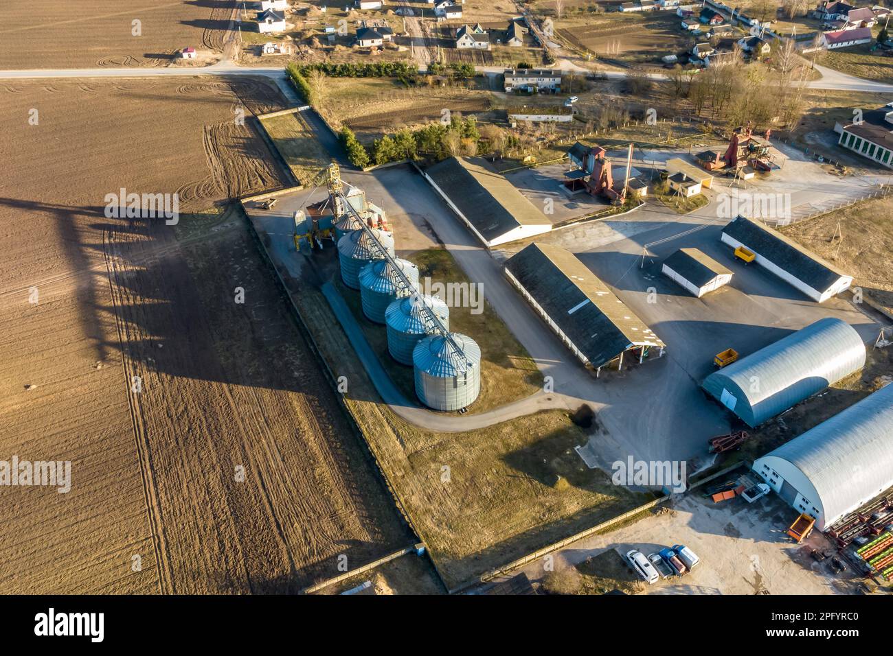 vista aerea del complesso agro-industriale con silos e linea di essiccazione dei cereali Foto Stock