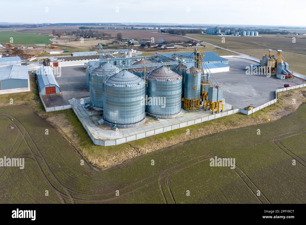 vista aerea del complesso agro-industriale con silos e linea di essiccazione dei cereali Foto Stock