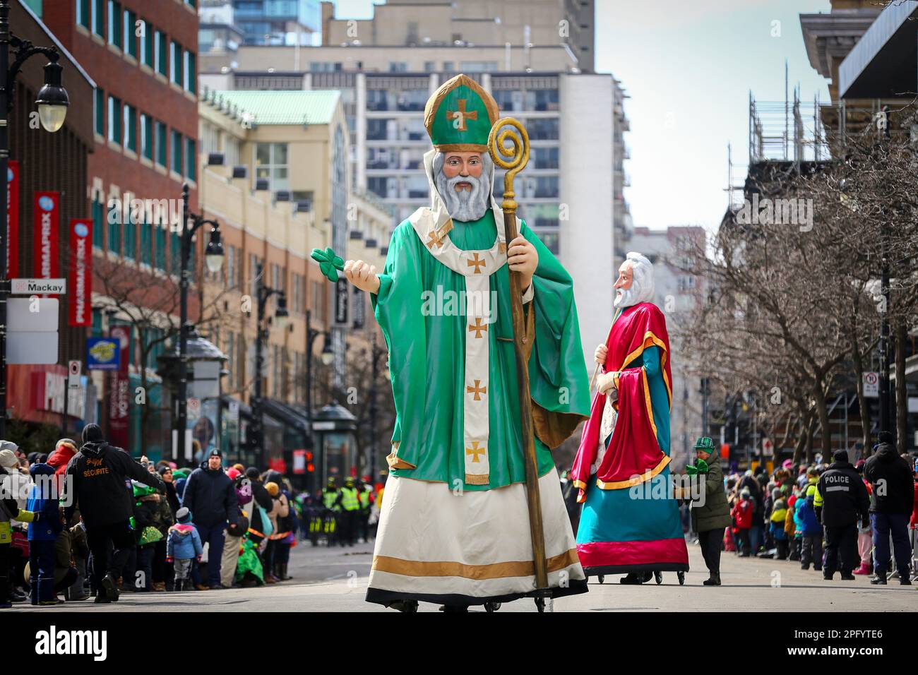 Montreal, Quebec Canada - 19 Marzo 2023 : Montreal's 2023 St La parata di Patrick's Day si svolge su Saint-Catherine Street. Foto Stock