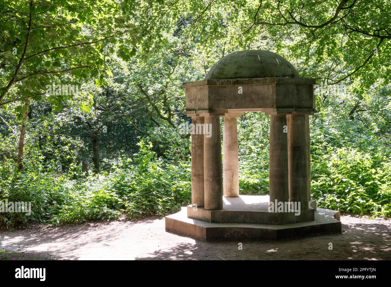 Tempio di Apollo di Ian Hamilton Finlay. Al parco sculture all'aperto Jupiter Artland vicino Edimburgo. Foto Stock