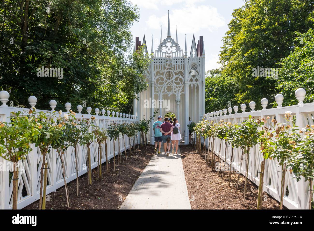 La Rose Walk di Pablo Bronstein. Al parco sculture all'aperto Jupiter Artland vicino Edimburgo. Foto Stock