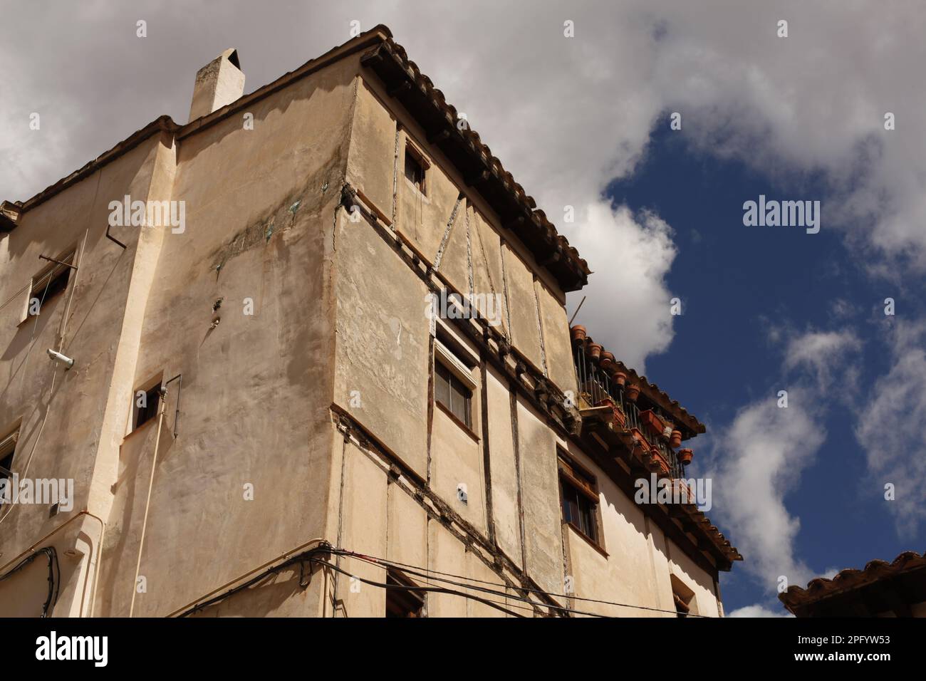 Angoli delle stradine della città medievale di Castilla y la Mancha, terra del Don Chisciotte di Cervantes. Foto Stock