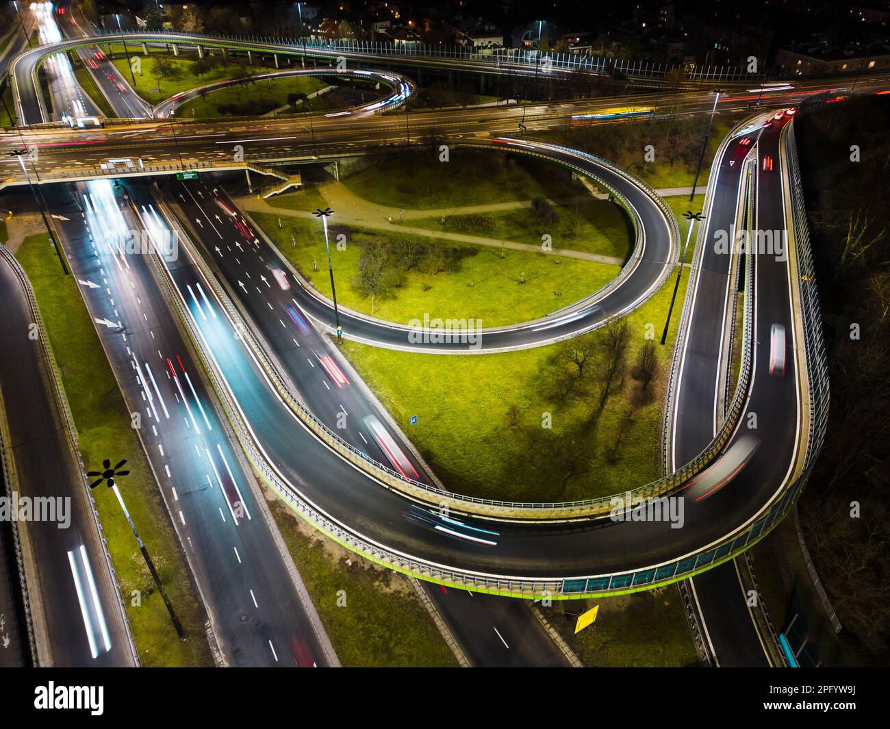 Vista aerea di grande incrocio stradale, paesaggio notturno. Foto Stock