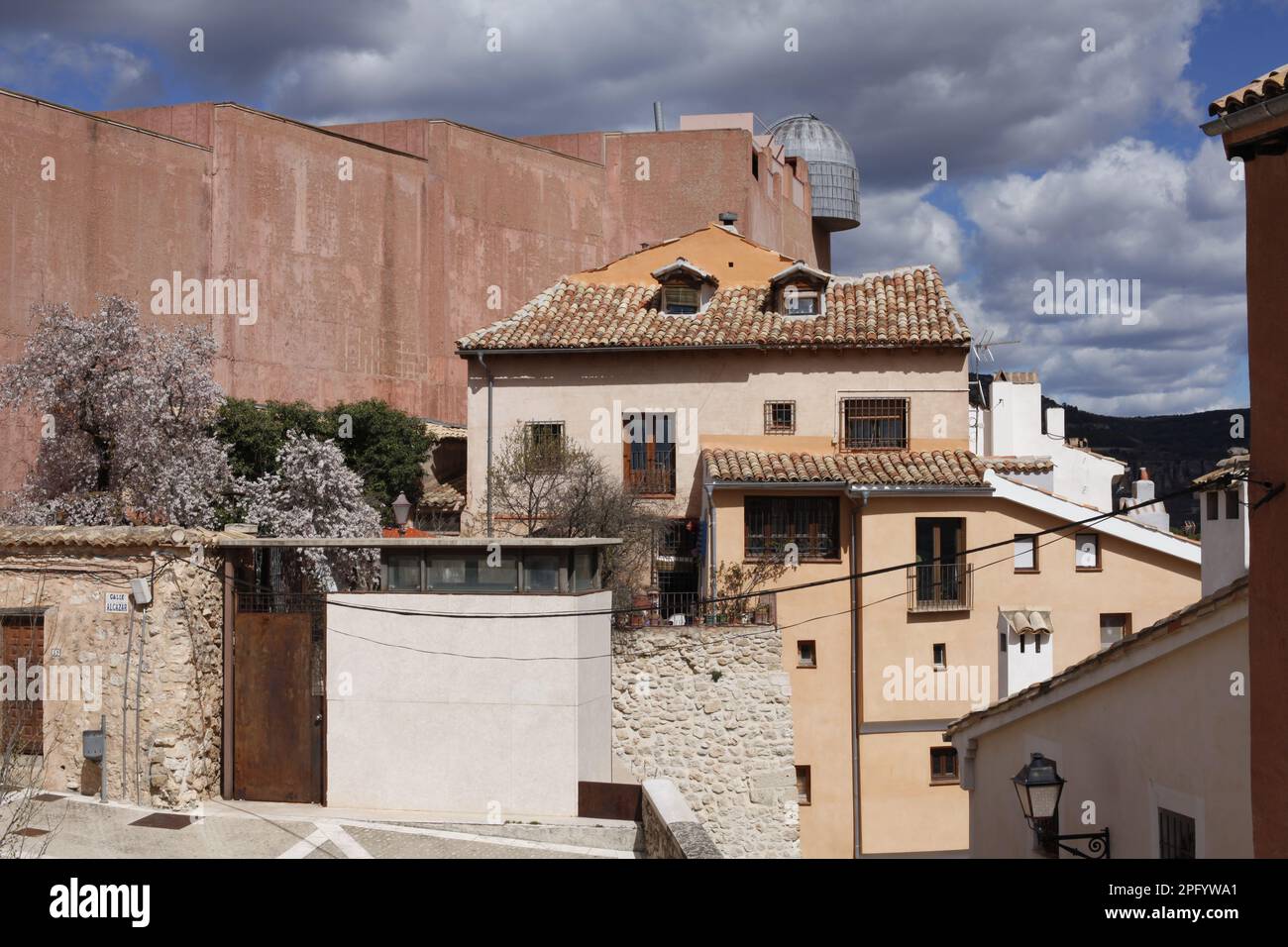 Angoli delle stradine della città medievale di Castilla y la Mancha, terra del Don Chisciotte di Cervantes. Foto Stock