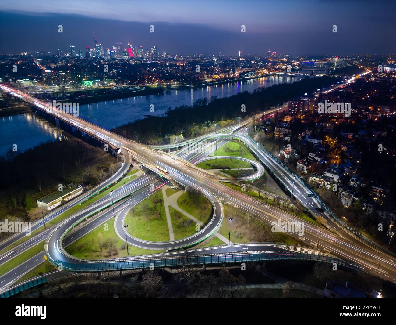 Veduta aerea del Ponte di Lazienkowski, grande incrocio stradale e lontano centro di Varsavia, Polonia Foto Stock